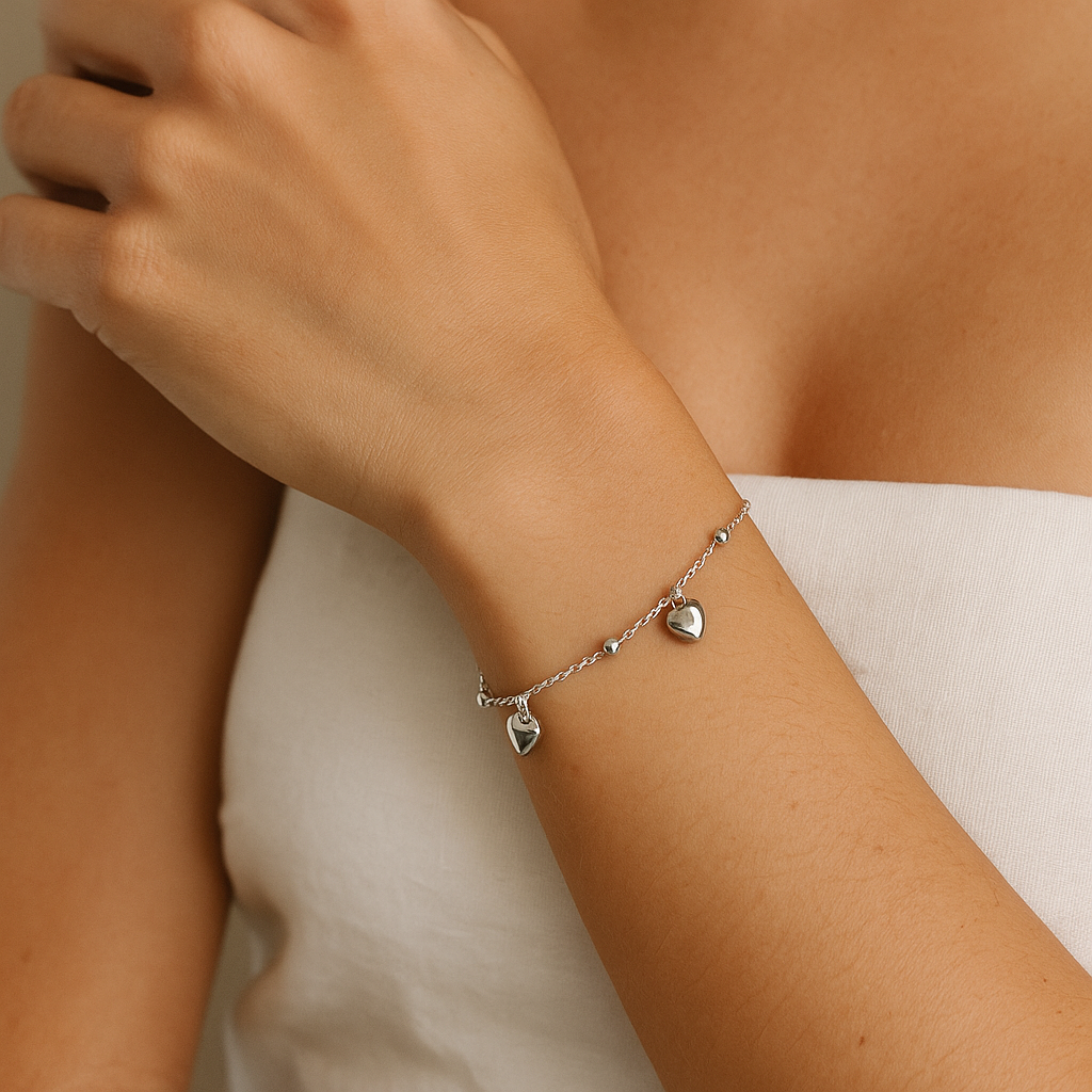 Pulseira Prateada com Pingentes de Coração
