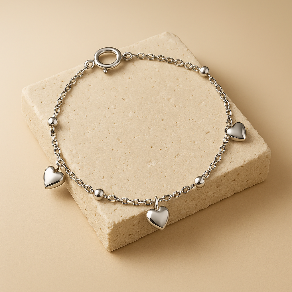 Pulseira Prateada com Pingentes de Coração