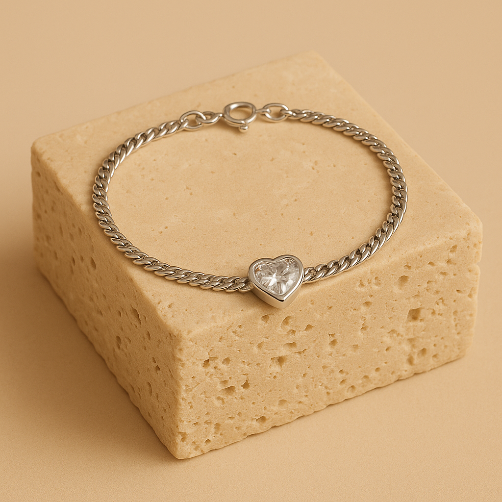 Pulseira Prateada com Pedra de Coração em Zircônia