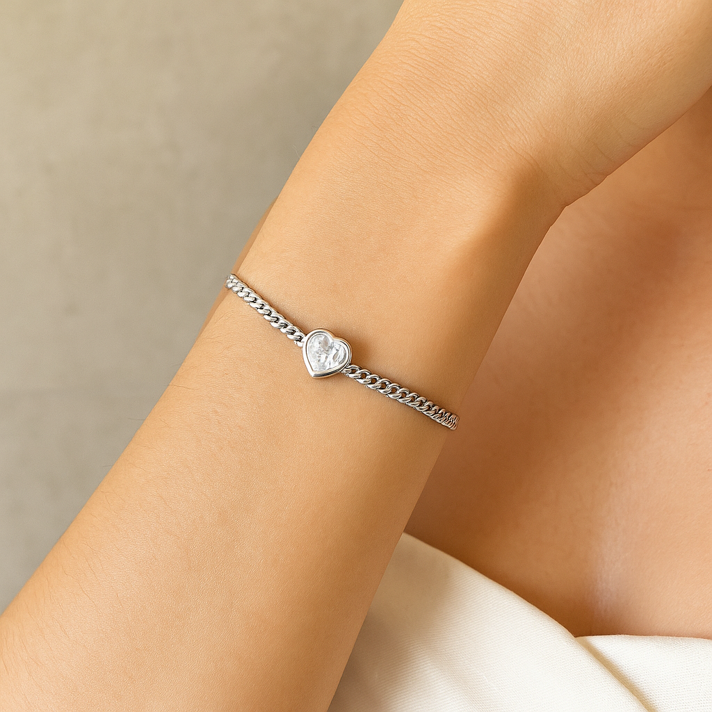 Pulseira Prateada com Pedra de Coração em Zircônia