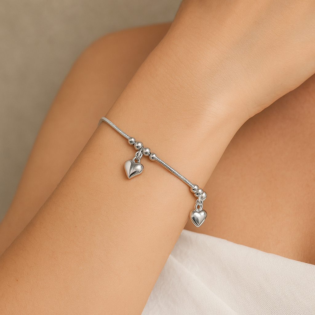 Pulseira Prateada Lisa com 3 Pingentes de Coração