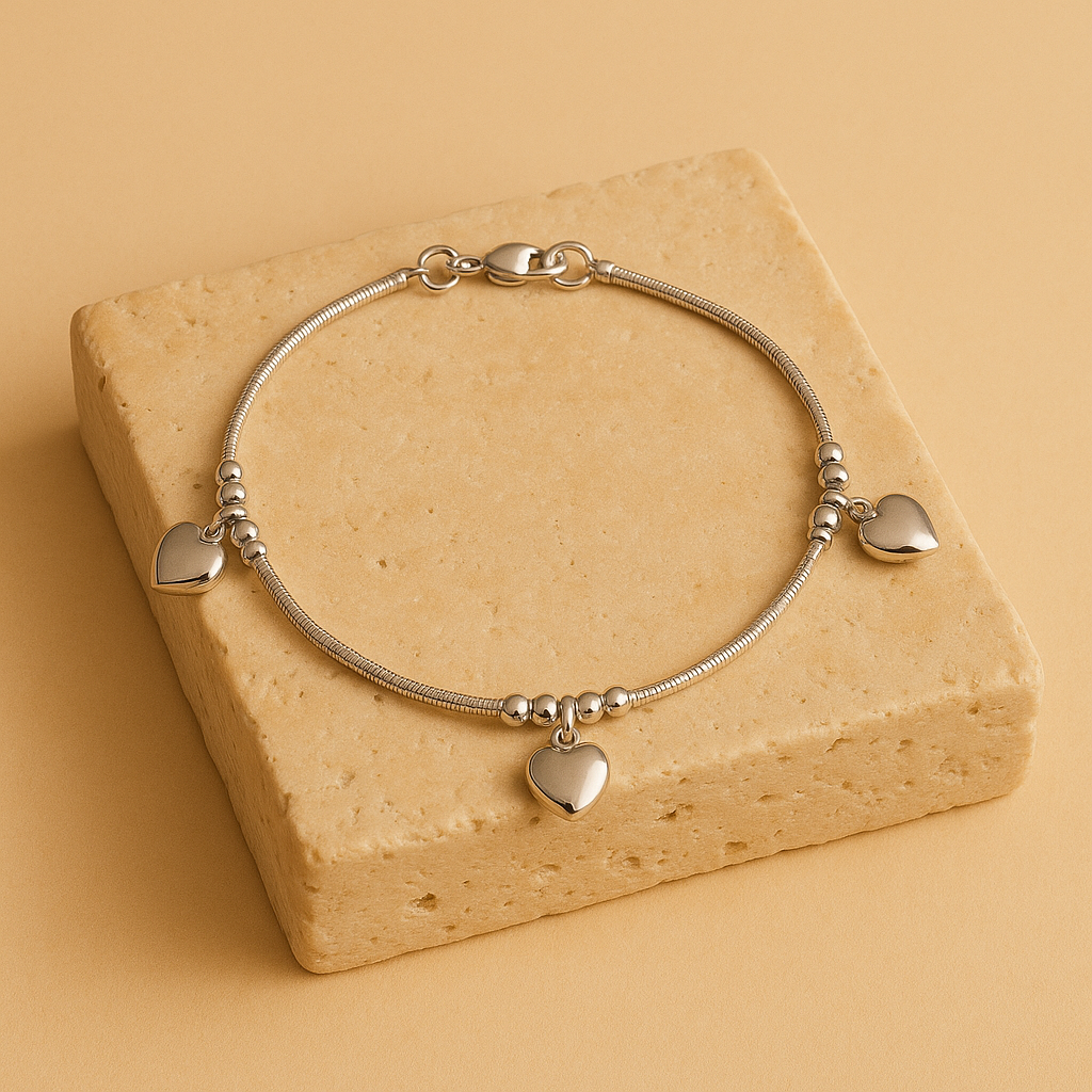 Pulseira Prateada Lisa com 3 Pingentes de Coração