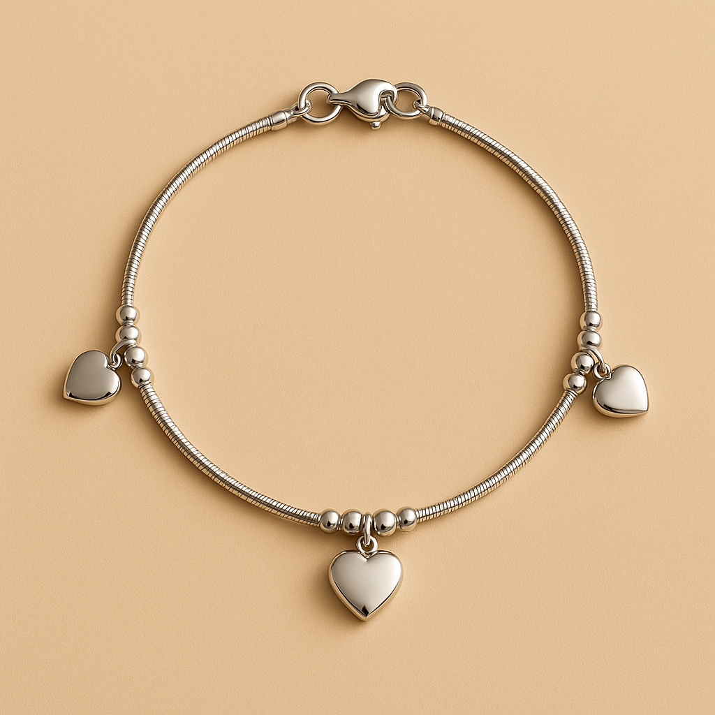Pulseira Prateada Lisa com 3 Pingentes de Coração