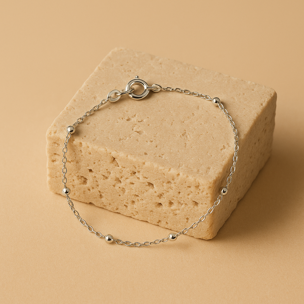 Pulseira Prateada de Bolinhas Delicada