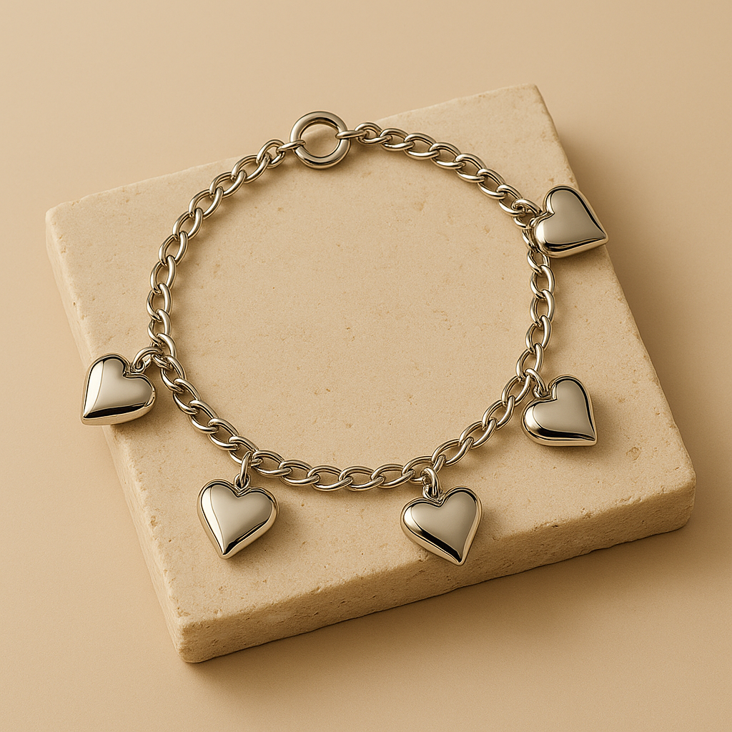 Pulseira Prateada com Pingentes de Coração