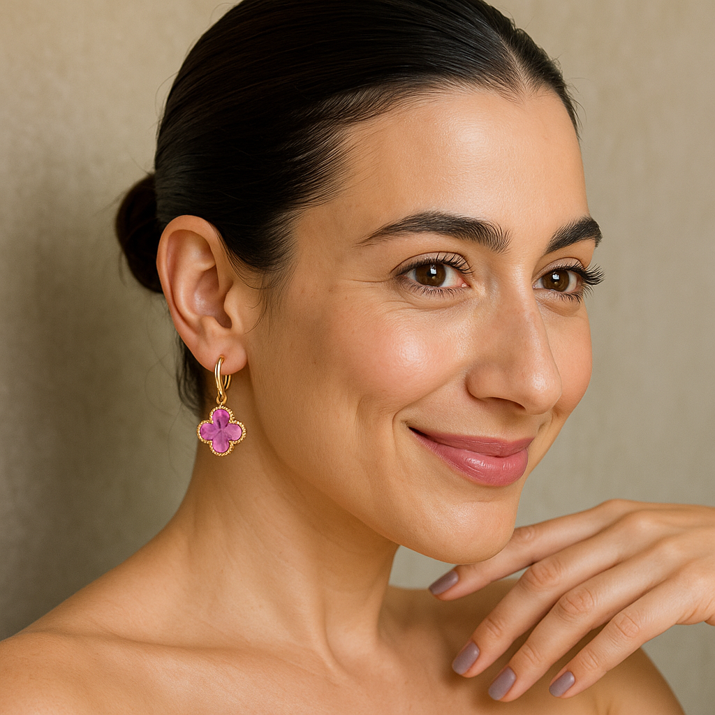Brinco Dourado de Trevo com Zircônia Rosa