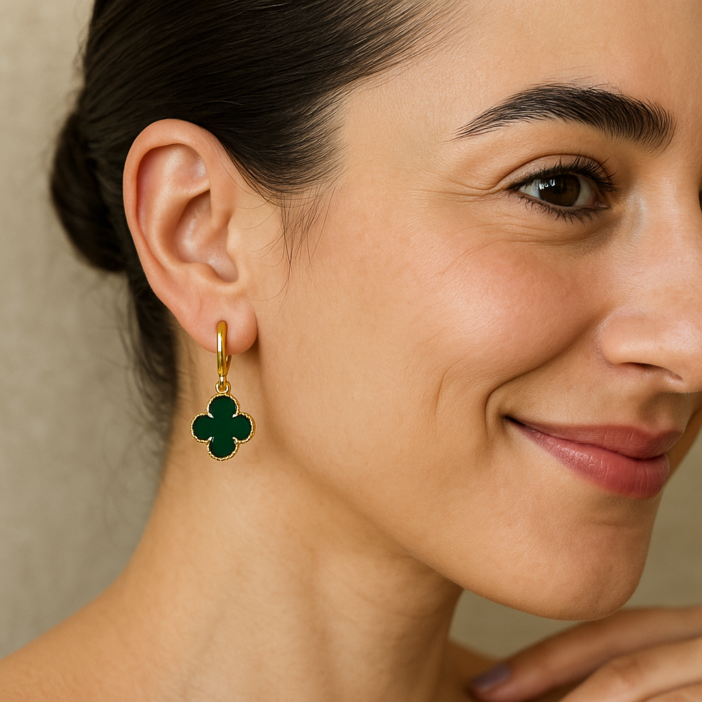 Brinco Dourado de Trevo com Zircônia Verde