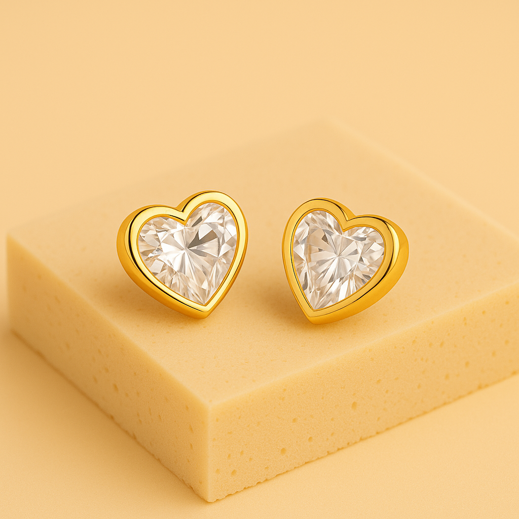 Brinco Amour Dourado com Zircônia em Formato de Coração