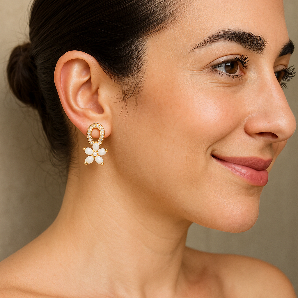 Brinco Camélia Dourado com Zircônia e Cristal