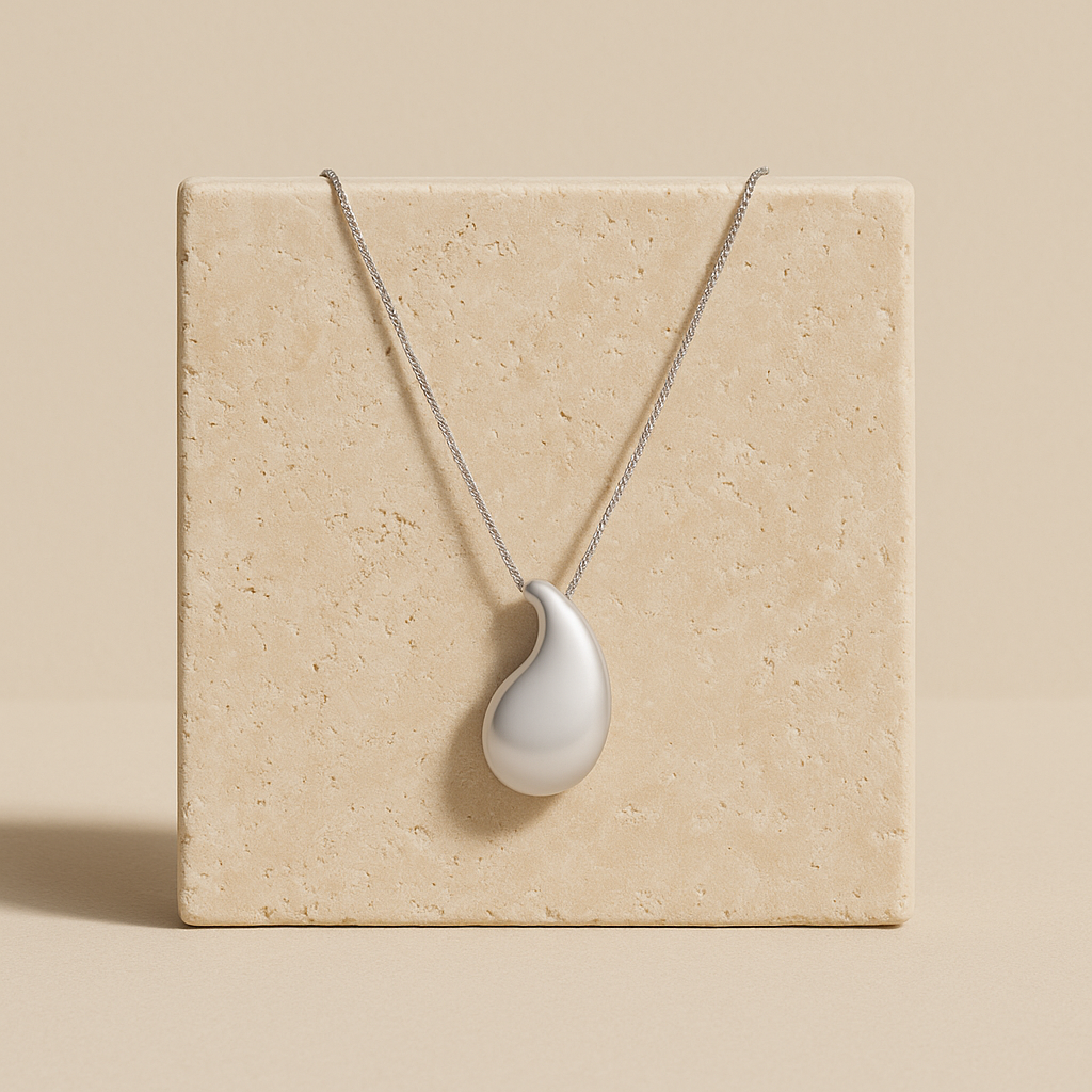 Colar Prateado de Gota Curvada