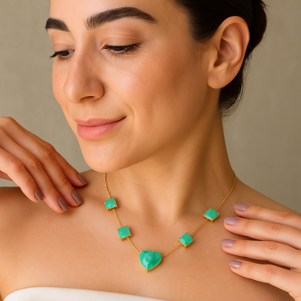 Colar Bettina Dourado com Coração Verde