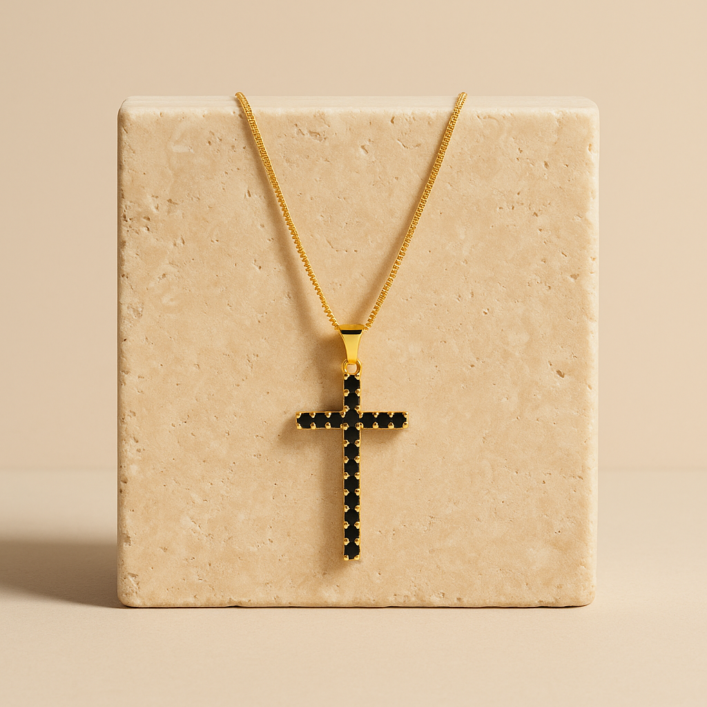 Colar Onyx Dourado com Pingente de Cruz Cravejado de Pedra Natural Negra