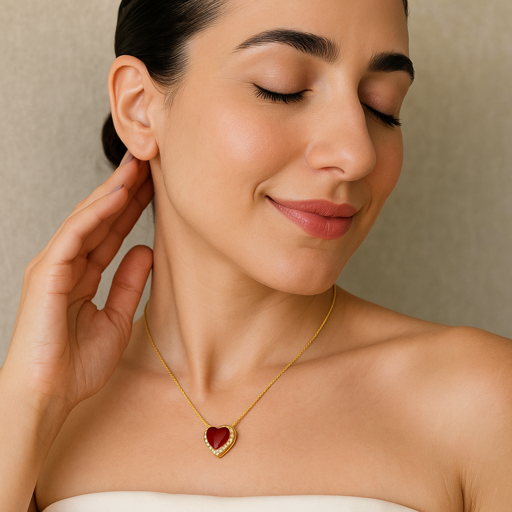 Colar Rubi Dourado com Pingente de Coração em Pedra Natural Vermelha Cravejado de Zircônias