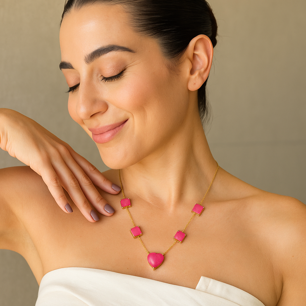 Colar Bettina Dourado com Coração Rosa