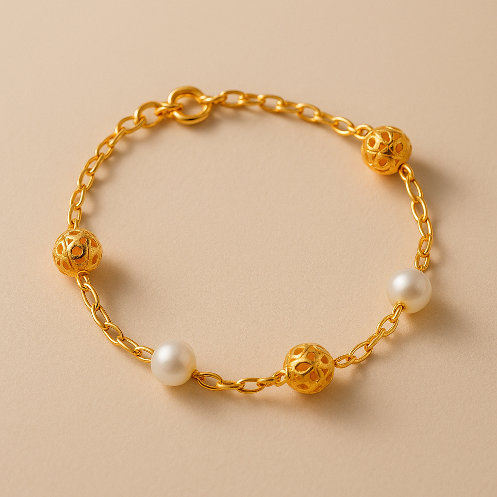 Pulseira Mirela Dourada com Pérolas e Esferas Vazadas