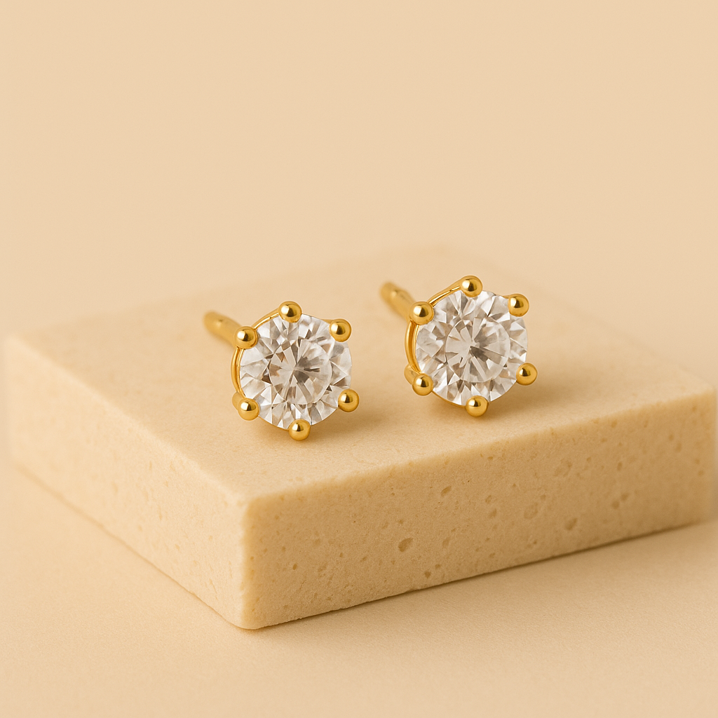 Brinco Allure Dourado com Ponto de Luz em Zircônia